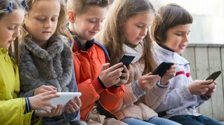 El estudio realizado en Dinamarca siguió los hábitos de sueño y uso de tecnología de más de mil niños de 10 a 18 años. Foto: iStock Photo