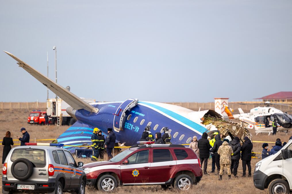 Un avión de la compañía Azerbaijan Airlines se estrelló el miércoles en el oeste de Kazajistán con 67 personas a bordo. Foto: Issa Tazhenbayev/AFP