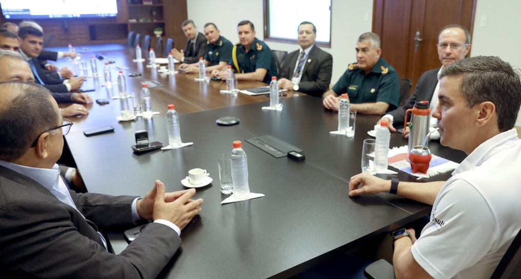 Autoridades de varias instituciones del Gobierno coordinan las acciones para sofocar un nuevo foco de incendio en la zona cercana del Cerro Chovoreca, Chaco paraguayo. Foto: Gentileza