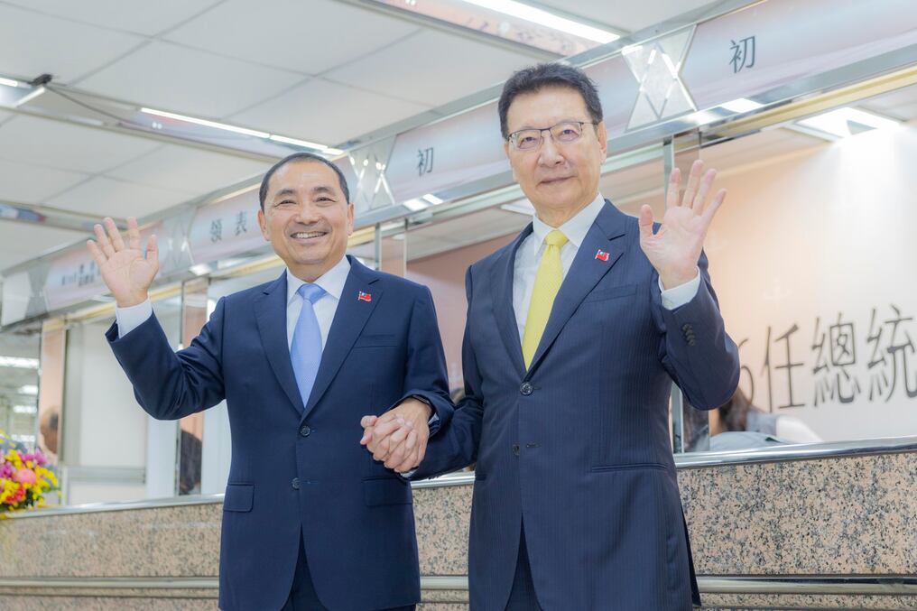 El candidato del Kuomintang, Hou You-yi, eligió como dupla al exmiembro del Parlamento y famoso locutor de radio y televisión, Jaw Shaw-kong. Foto: @houyuih