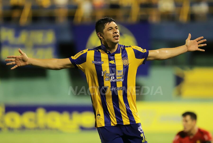 Rodrigo Rojas festeja con los brazos abiertos su gran gol. Con ese tanto, Luqueño volvió a tumbar a Guaraní.FOTO: ROBERTO ZARZA