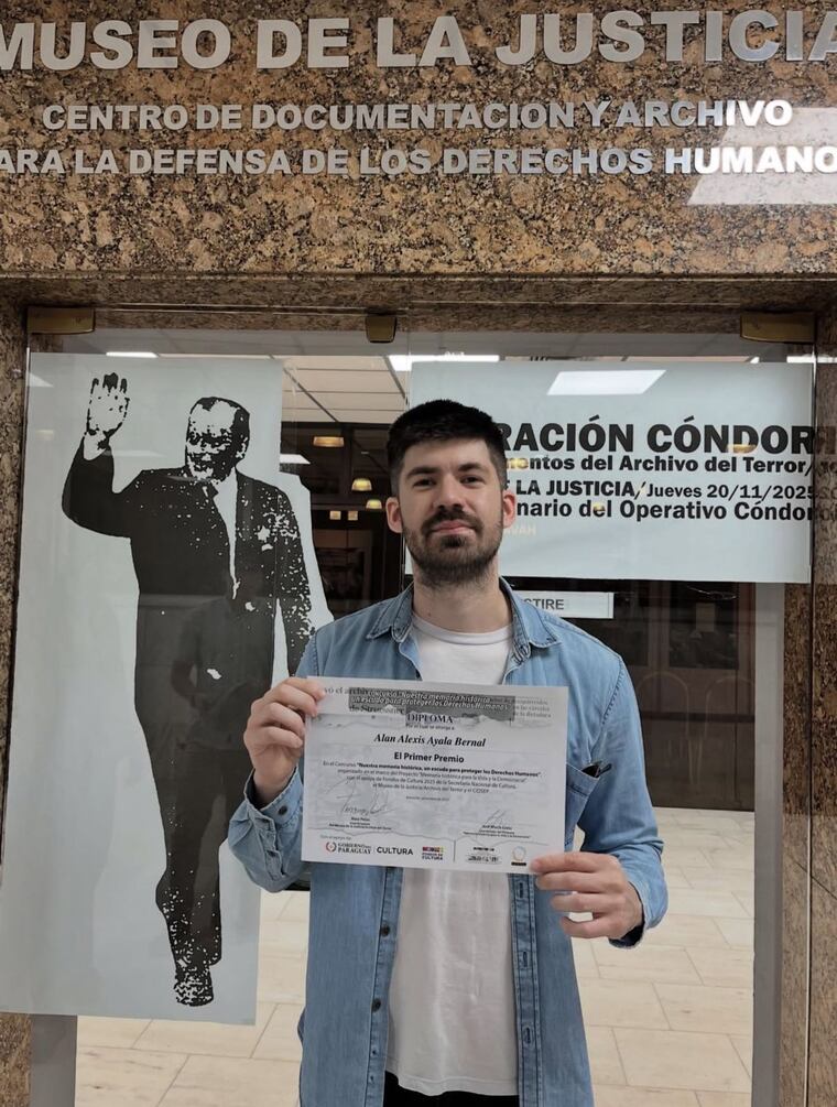 Alan Alexis Ayala, exhibiendo su certificado. Foto: Gentileza