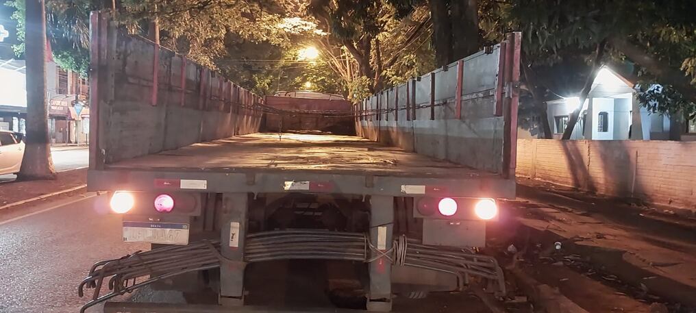 Camión Scania que circulaba vacío fue asaltado anoche y al conductor robaron 6.000 dólares, según la denuncia. Desde la Policía sospechan autogolpe. Foto: Gentileza