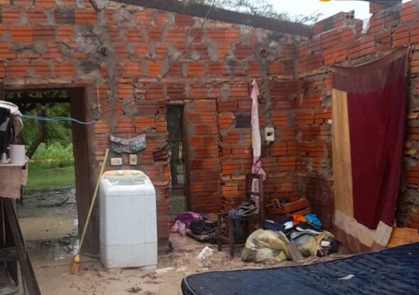 Varias casas quedaron totalmente destechadas por los fuertes vientos que azotaron la zona por la mañana de este domingo. Foto: Gentileza