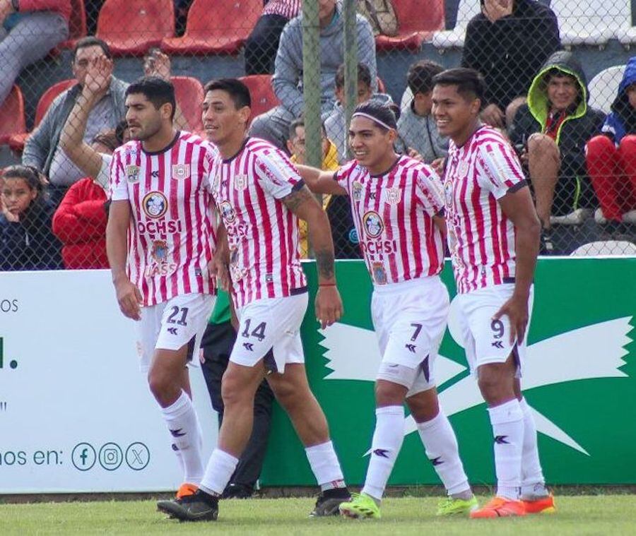 Festejo de gol san lorenzano, que tumbó 1-0 a Sportivo Carapeguá en la mañana de ayer.FOTO: APF