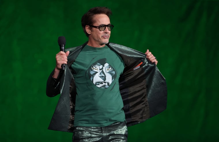 Robert Downey Jr. exhibe una camiseta con el rostro de su nuevo personaje en “Avengers: Doomsday”, Doctor Doom, en Cinemacon. Foto: Valerie Macon / AFP