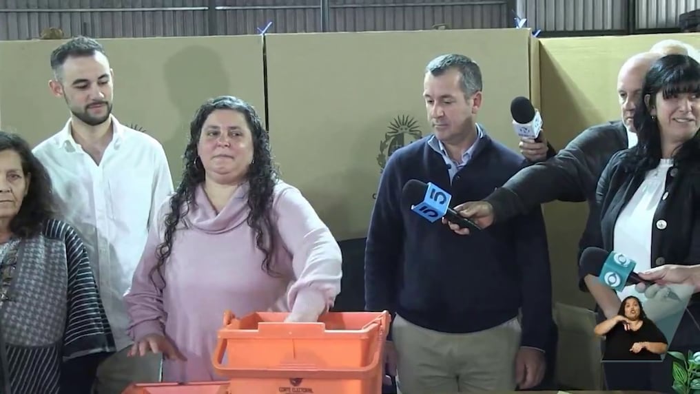 Una mujer quitó el nombre de Joaquín Farina de una urna naranja y así se convirtió en intendente de San Bautista. Foto: Captura de video