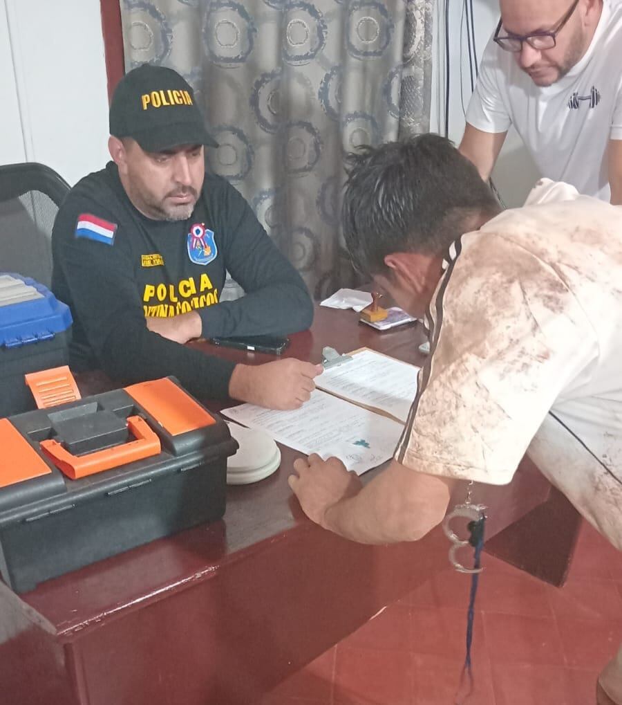 Turba de vecinos quiso impedir detención de joven por obstrucción y tenencia de drogas