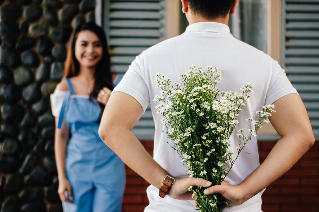 Es más fácil involucrarse románticamente con alguien a quien ya se conoce y forma parte del entorno cercano. Foto: Pexels