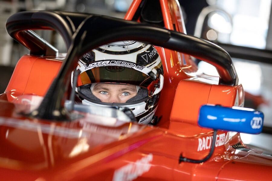 El piloto paraguayo Joshua Duerksen estuvo cerca de conseguir otra importante victoria en la Fórmula 2. Foto: Archivo