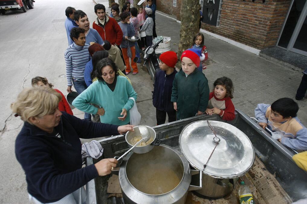 La pobreza en Uruguay alcanzó al 17,3 % de la población en el 2024, según una medición por ingresos que cambió la metodología utilizada el año anterior. Foto: AFP/Archivo