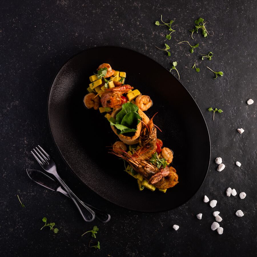 Ensaladilla de langostinos salteados y palta trufada