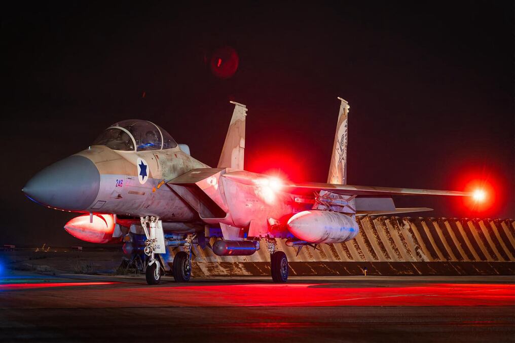 Avión de combate de la Fuerza Aérea de Israel regresa a un aeródromo no revelado, después de finalizar una misión. El ejército indicó este domingo que efectuó “decenas” de nuevos ataques contra Hezbolá en Líbano durante la noche. Foto: AFP