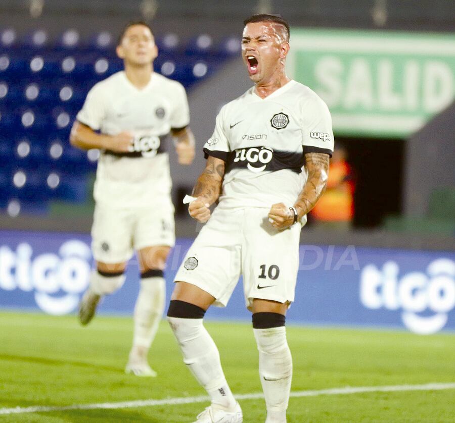 Derlis González festeja su conquista. El goleador fue uno de los mejores ante los danzarines.FOTO: NÉSTOR SOTO