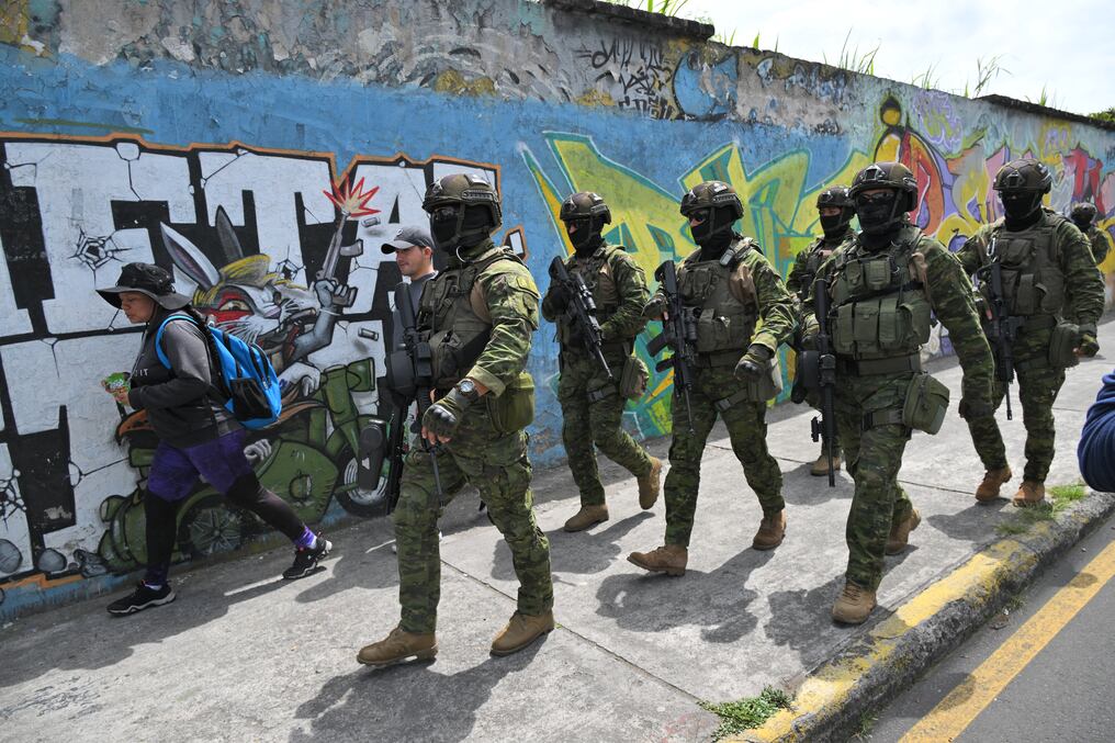 Miembros de las Fuerzas de Élite del Ejército patrullan las calles de Carapungo, un barrio popular en el norte de Quito. Foto: AFP