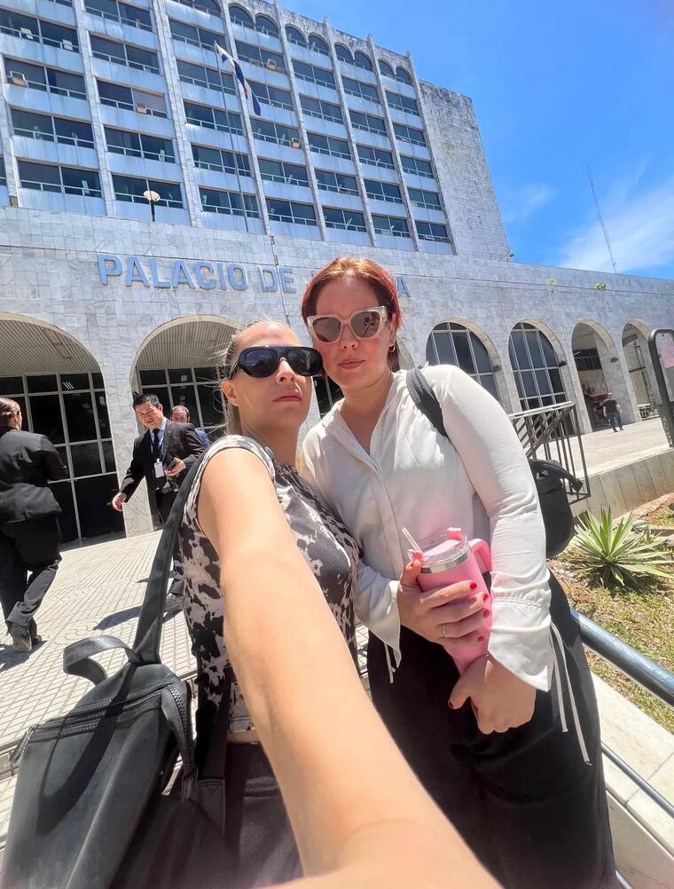 Lorena Romero junto a Angie Prieto, colega y amiga, también demandante a Albavisión.