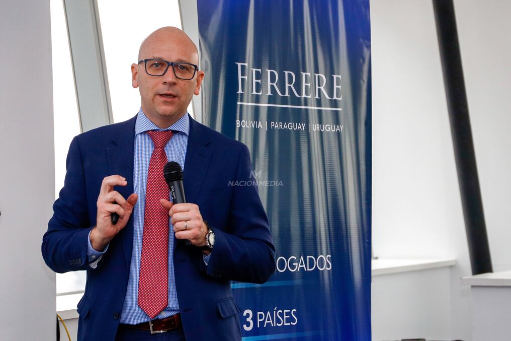 Dolarización de la deuda pública supone la más fuerte restricción para avanzar hacia el grado de inversión, afirmó Alfonso Capurro, socio de CPA Ferrere. Foto: Christian Meza