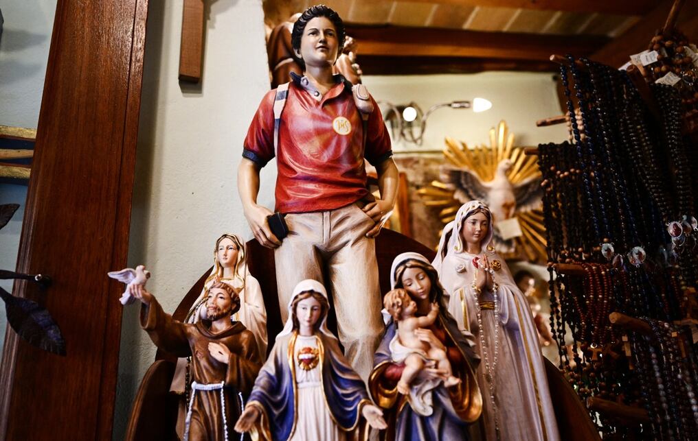En los alrededores comercializan la imagen de Carlo Acutis, a quien se atribuye dos milagros. Foto: AFP