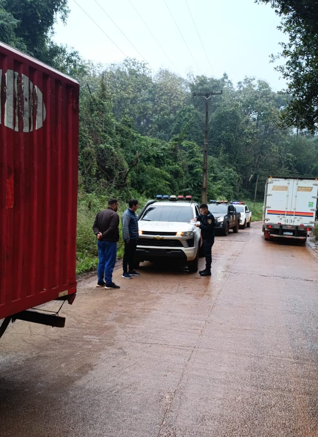 Camión repartidor de pastas fue asaltado en un camino vecinal del Km 12 Monday, por dos motociclistas quienes robaron a los ocupantes dinero y celulares. Foto: Gentileza
