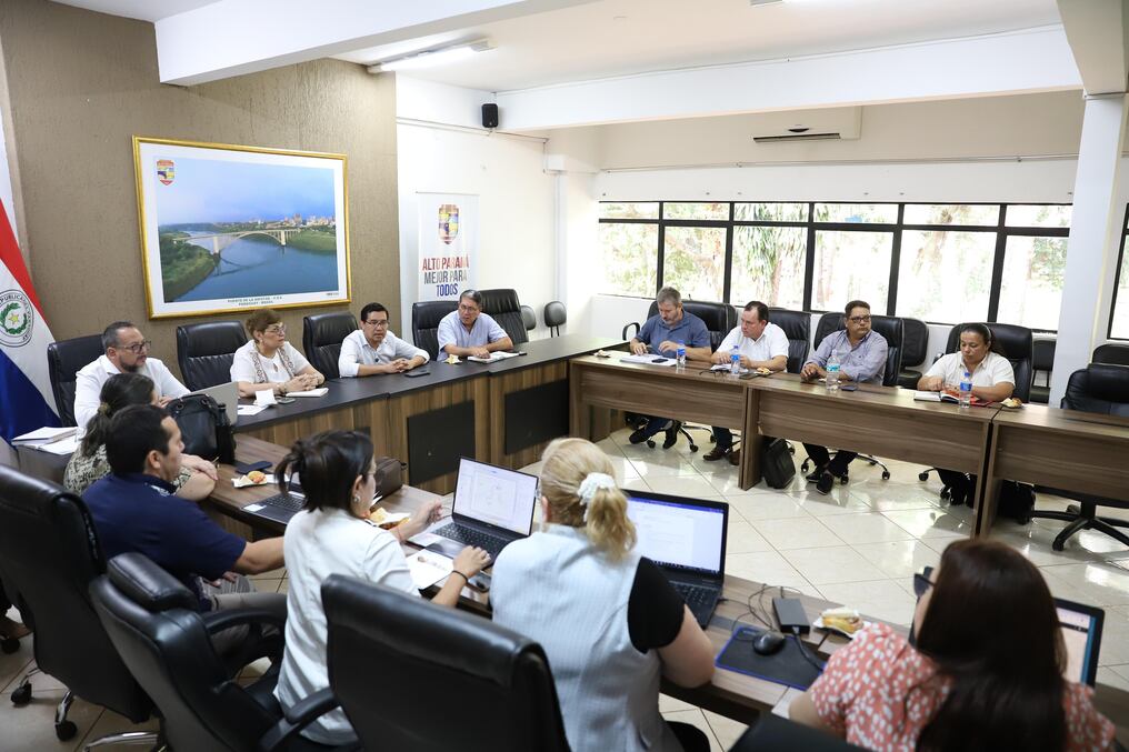Directores y supervisores del MEC presentaron ante intendentes de Alto Paraná un plan piloto para potenciar escuelas en el departamento, con la  presencia del gobernador César Landy Torres. Foto: Gentileza