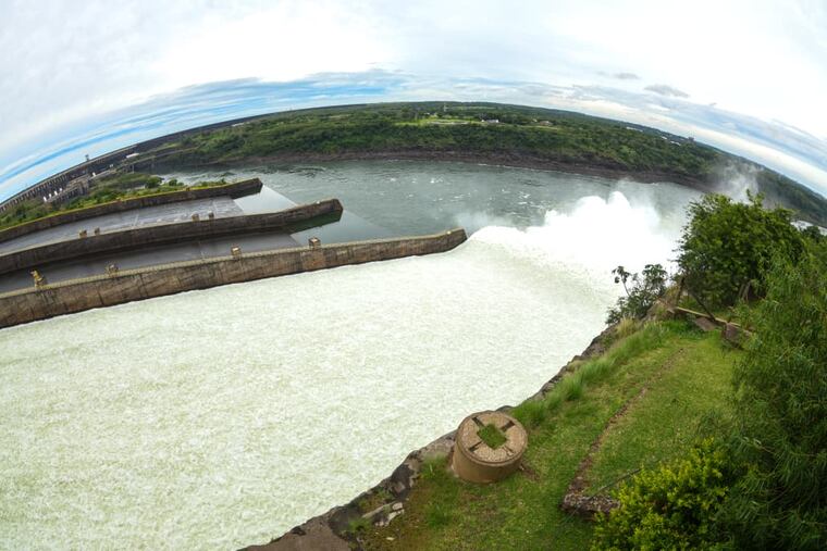 El caudal pudo apreciarse ayer con la apertura de compuertas.