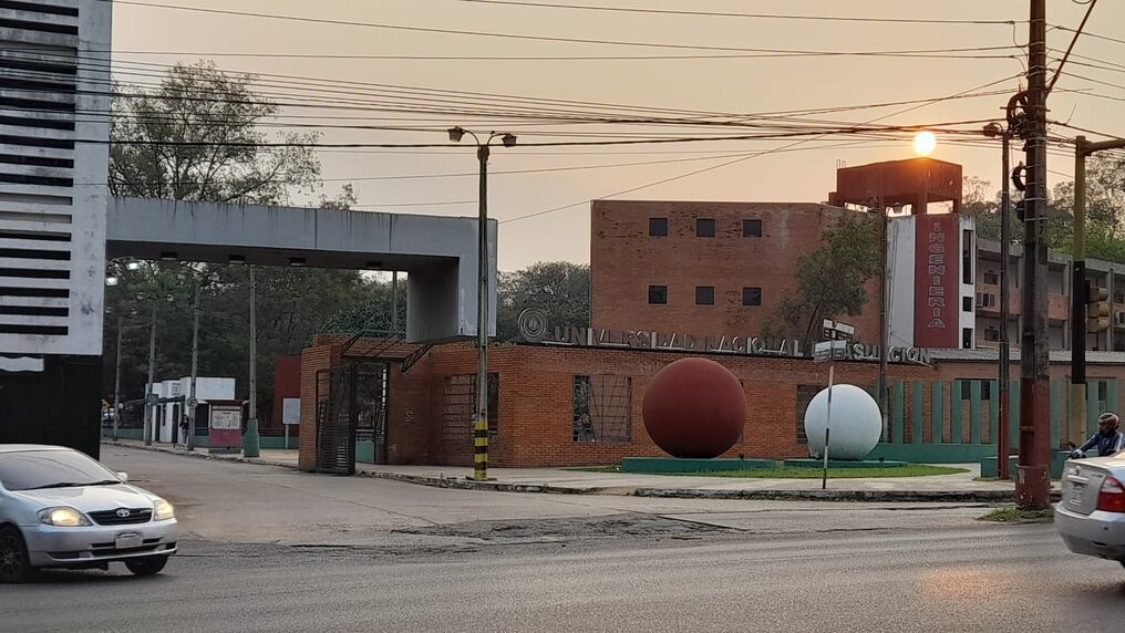 Las calles dentro del campus de la Universidad Nacional de Asunción (UNA) están destrozadas, denunciaron estudiantes de la institución. Foto: CMG/NM