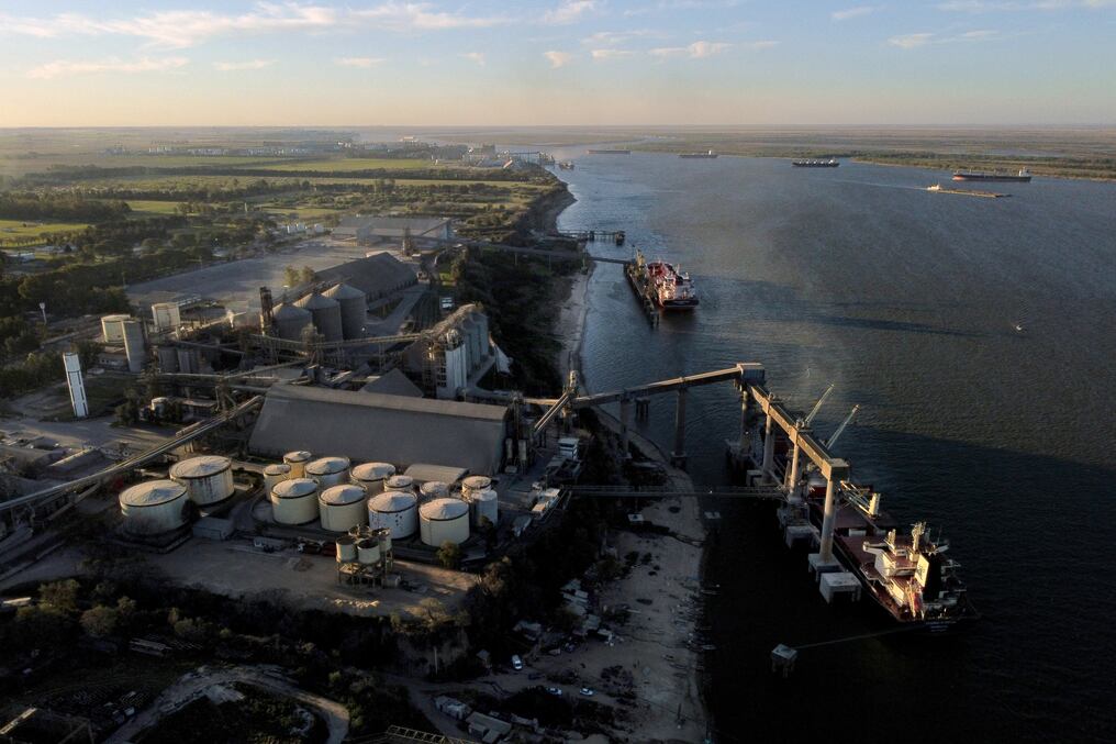 Un gremio de puertos comerciales pide al Gobierno argentino que aclare la medida que restringiría que los buques empujadores extranjeros atraquen en puertos rosarinos. Foto: AFP