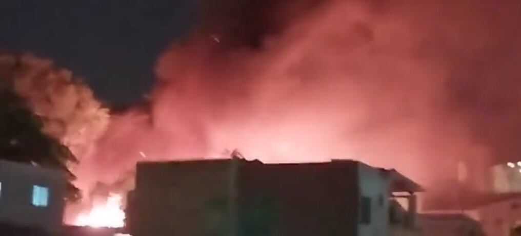 Un incendio de grandes proporciones se registra en Chacarita. Foto: Gentileza