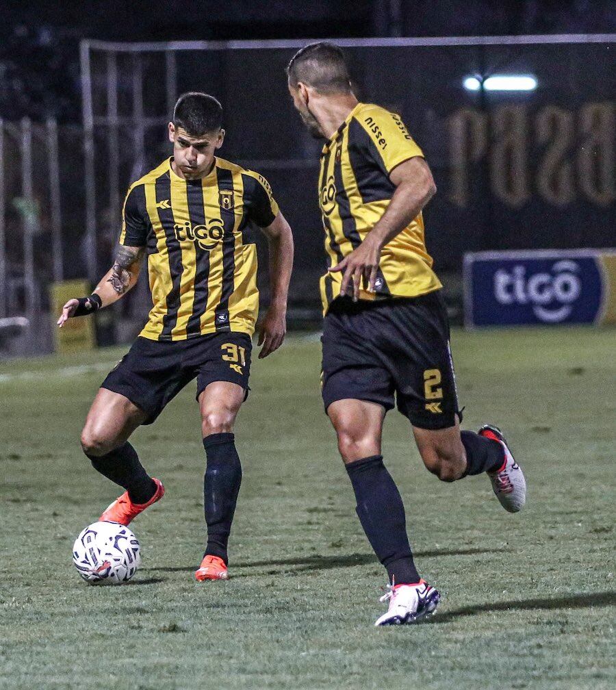Facundo Barceló (31) y Raúl Cáceres, jugadores de Guaraní.FOTO: @CLUBGUARANI