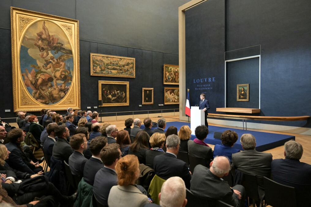 El presidente francés Emmanuel Macron ofreció una conferencia frente a la pintura del artista italiano Leonardo Da Vinci. Foto: Bertrand Guay/AFP