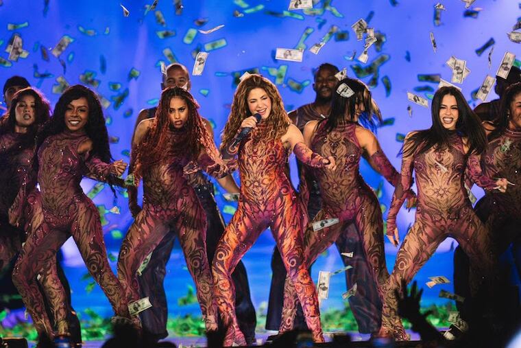 Shakira junto a su staff de bailarinas y bailarines. Foto: Gentileza / G5Pro