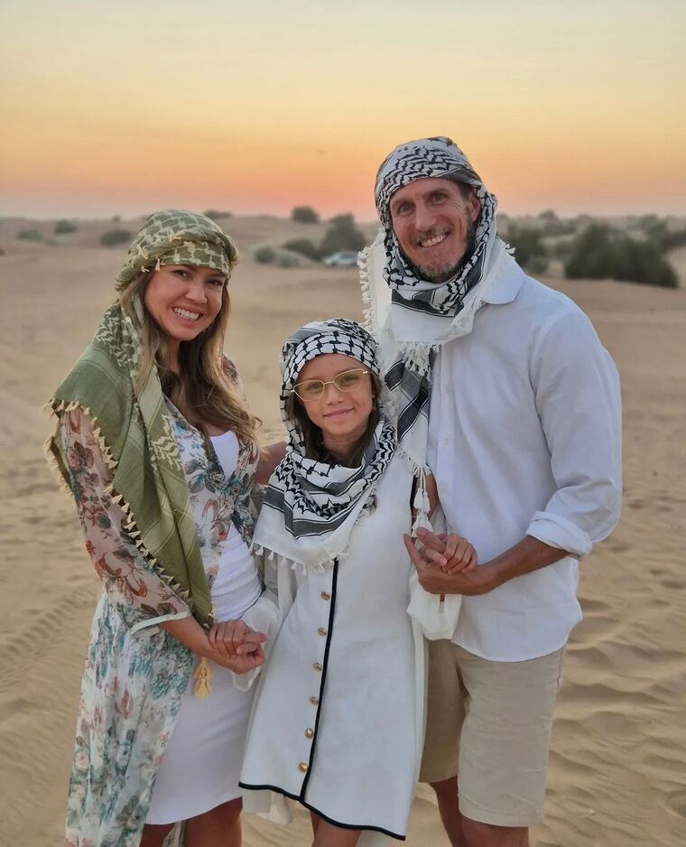 Dallys Ferreira junto a su familia en el desierto de Dubai. Foto: Instagram - @dallysferreira