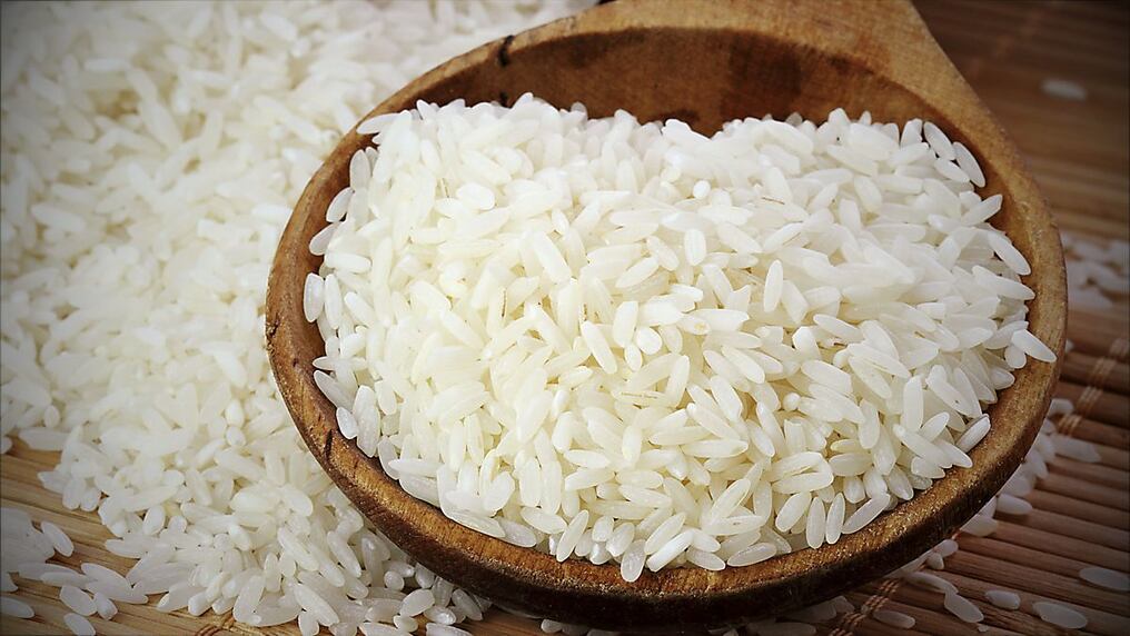 Aunque puede resultar más sabroso, el arroz blanco no es tan bueno para la salud como las variedades más coloridas. Foto: iStock