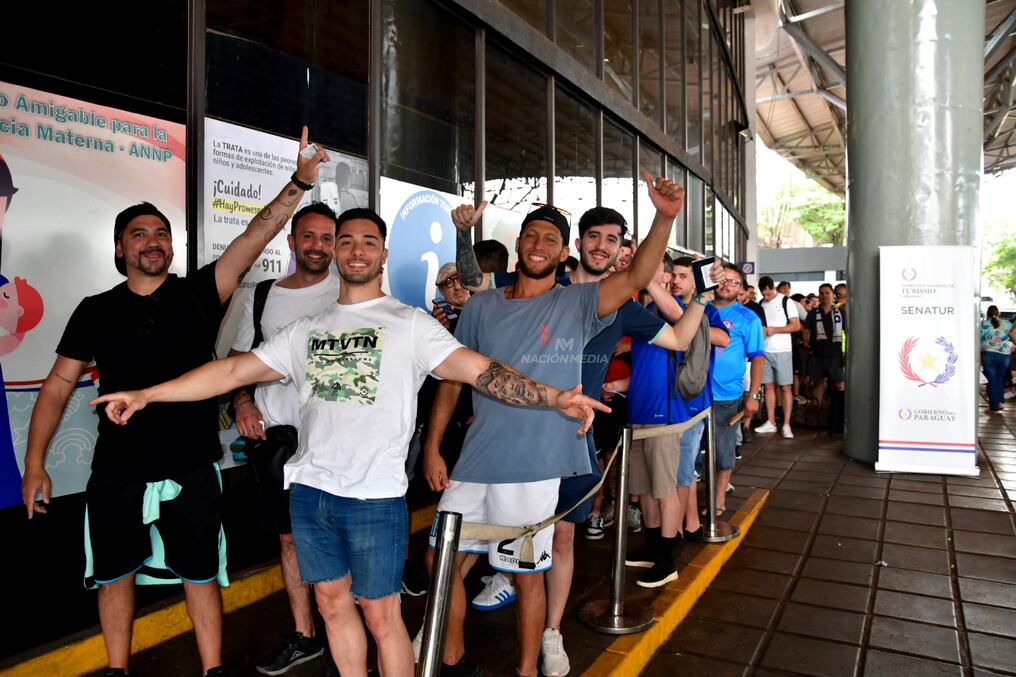 Hinchas de futbol, procedentes de Brasil en su mayoría y también de Argentina, esperando trámite migratorio para continuar viaje con destino a Asunción, para la final de la Copa Sudamericana entre Racing y Cruzeiro. Foto: Gustavo Galeano