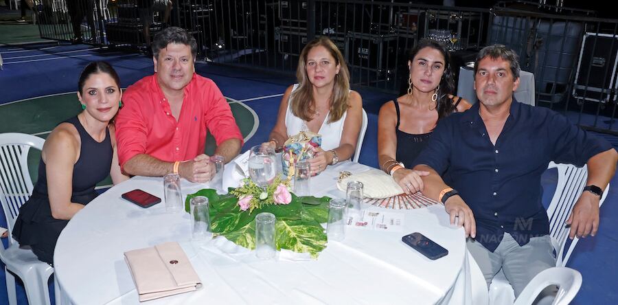 Paula Vierci; Javier Giménez, ministrode Industria y Comercio; Silvia Peña,Verónica Pallarés y Enrique Biedermann