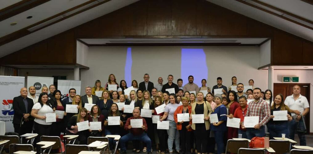 Más de cien servidores públicos de la Municipalidad de Asunción culminaron estos cursos en diferentes ámbitos, en el marco de la semana internacional de los derechos humanos. Foto: Gentileza