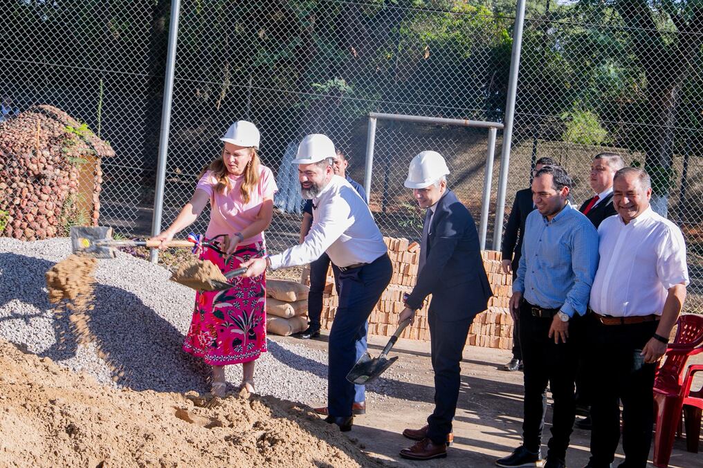 En el Centro Educativo Itauguá se dio la palada inicial de la futura Unidad de Tratamiento y Rehabilitación de Adicciones. Foto: @MJusticiaPy