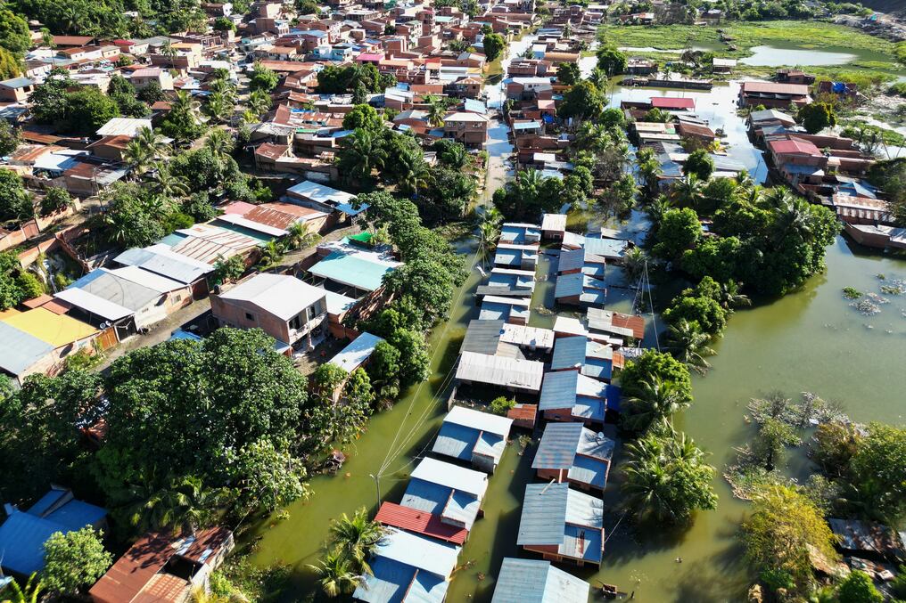 Esta vista aérea muestra las calles inundadas del pueblo de Tipuani tras las fuertes lluvias en el norteño departamento de La Paz. Foto: Aizar Raldes/AFP