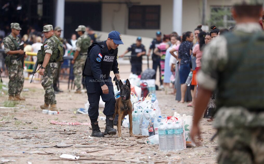 El primer anillo de seguridad estaba conformado por policías que corroboraban que cuenten con las documentaciones necesarias y que no intentarían ingresar ningún elemento no permitido. Foto: Emilio Bazán