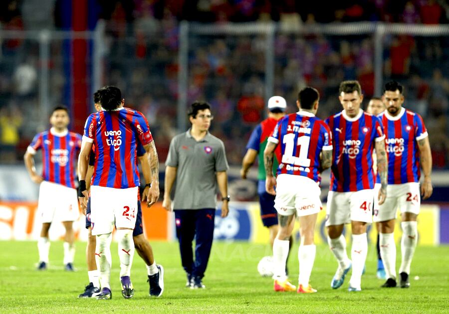 Jugadores de Cerro Porteño se retiran de la Olla con toda la desazón a cuestas al final del partido.FOTO: EMILIO BAZÁN