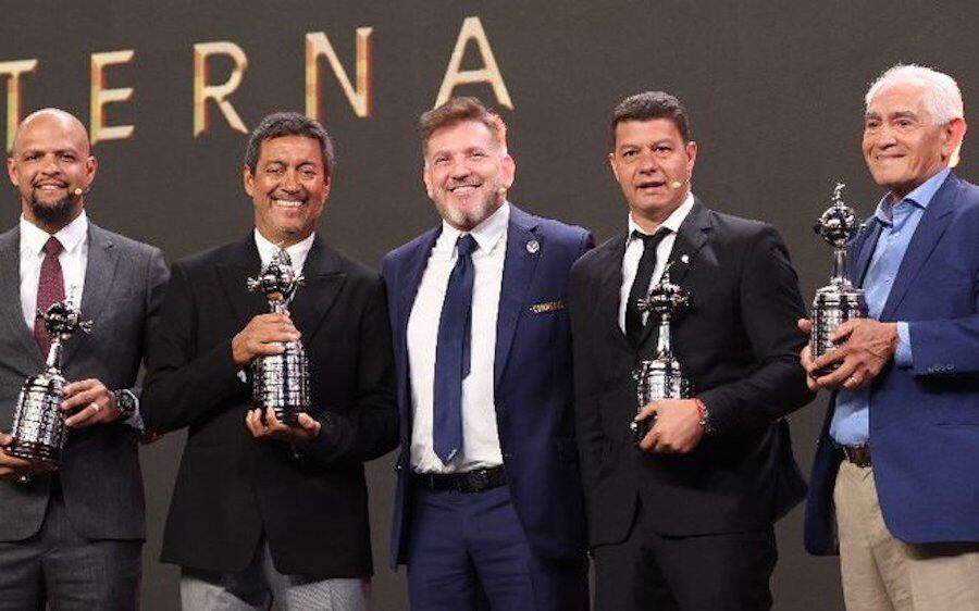 Alejandro Domínguez, junto a figuras del fútbol. El titular de la Conmebol pidió disculpas por unas declaraciones que hizo.FOTO: CONMEBOL