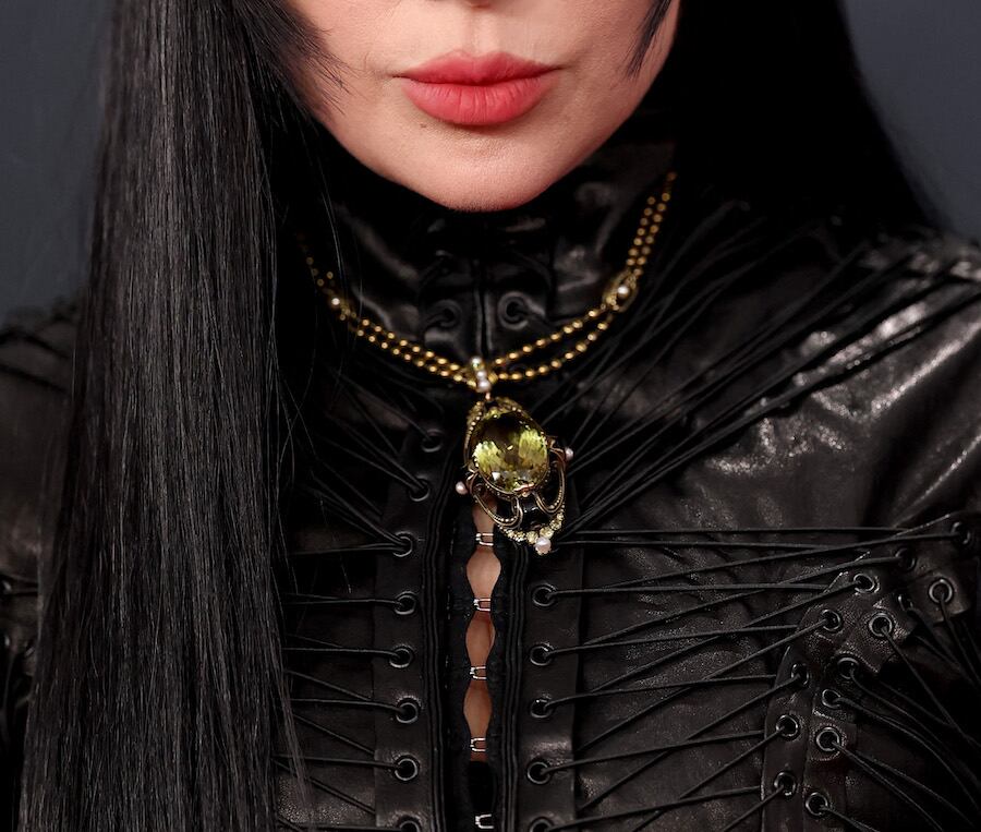 La pieza central de la estética de Lady Gaga fue un collar de oro con perlas y ónix negro con una turmalina de color verde brillante en el centro. Una joya emblemática de Tiffany & Co creada en los años 30 y que nunca había sido exhibida en público