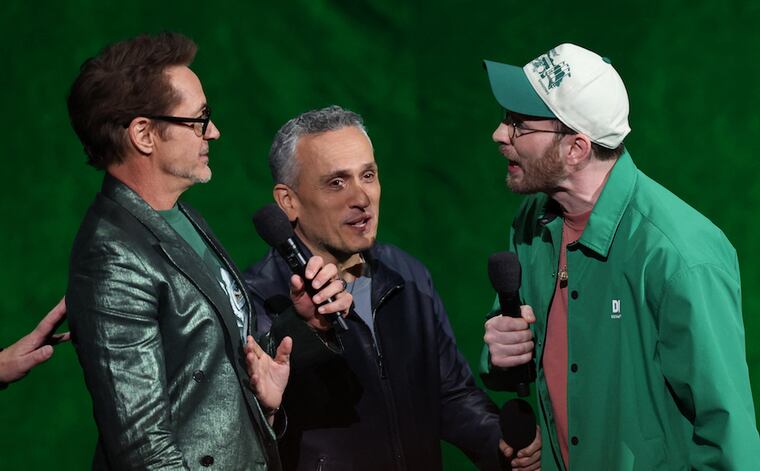Robert Downey Jr., Joe Russo, y Chris Evans promocionan “Avengers: Doomsday”, en Cinemacon. Foto: Valerie Macon / AFP
