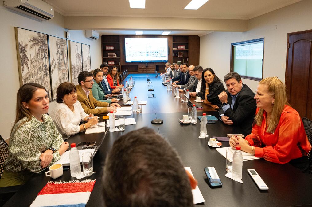 El Equipo Nacional de Salud, encabezado por el presidente Santiago Peña, evaluó las nuevas acciones que se implementarán en zonas vulnerables. Foto: Gentileza 