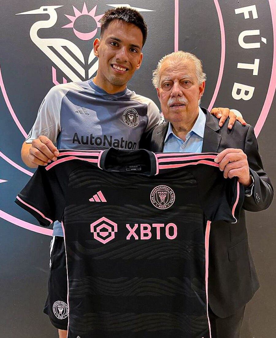 Diego Gómez (izq.) con la camiseta de su nuevo club junto al presidente de Libertad Rubén Di Tore.FOTO:CLUB LIBERTAD