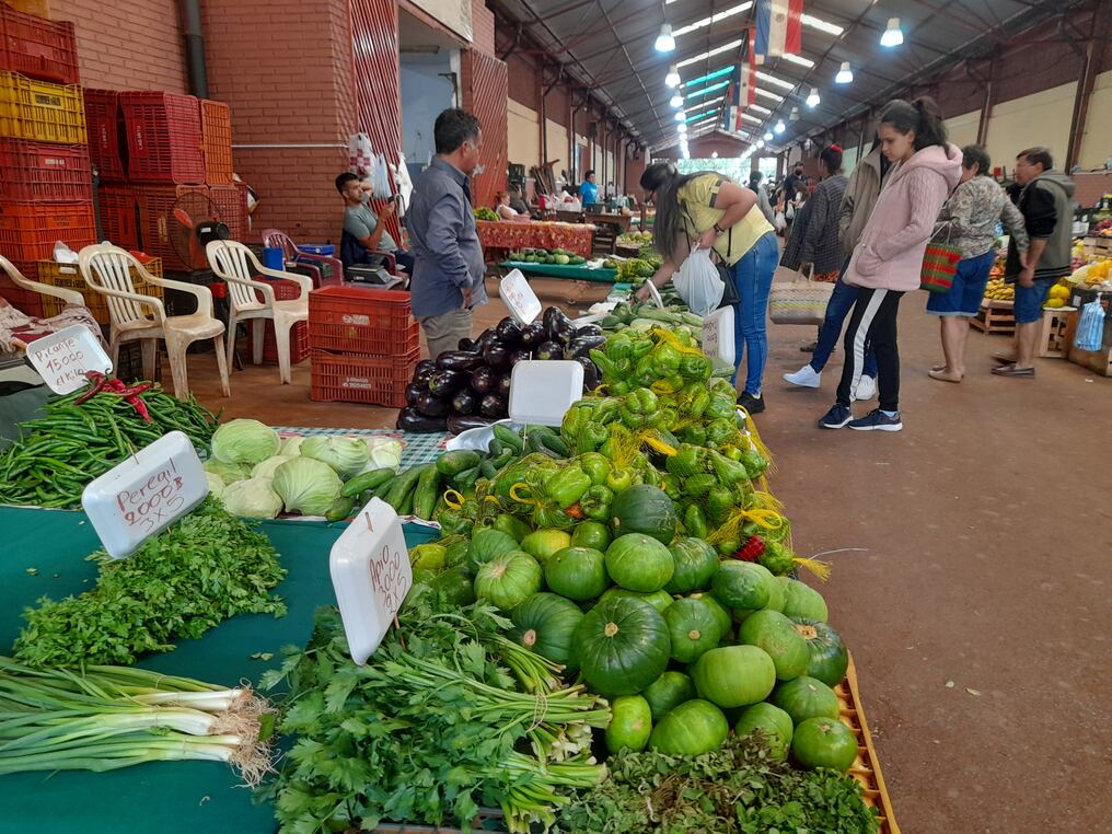 Las hortalizas verdes del primer día ya terminan para el día siguiente en la Feria de Hortigranjeros de Ciudad del Este. La producción se redujo 50% por exceso de lluvias. Para los feriantes fue un buen año en general, a pesar de esta última etapa. Foto:  Dolly Galeano