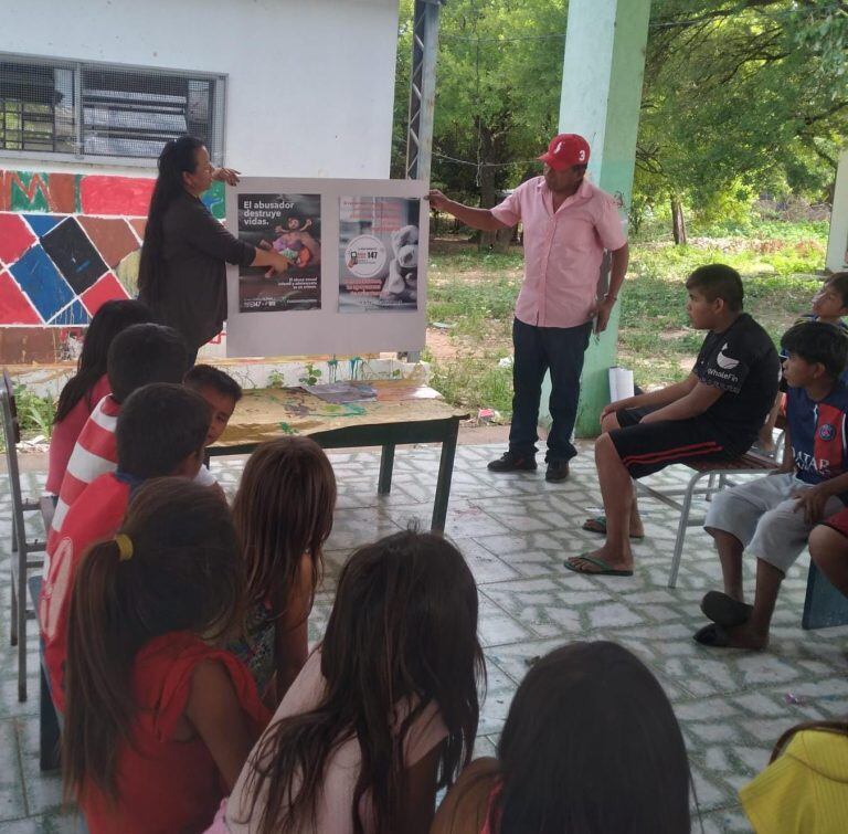 En el marco del Plan Sumar, alumnos de la Escuela de Carmelo Peralta, Alto Paraguay, participaron en una charla sobre prevención ante el consumo de drogas. Foto: Gentileza.
