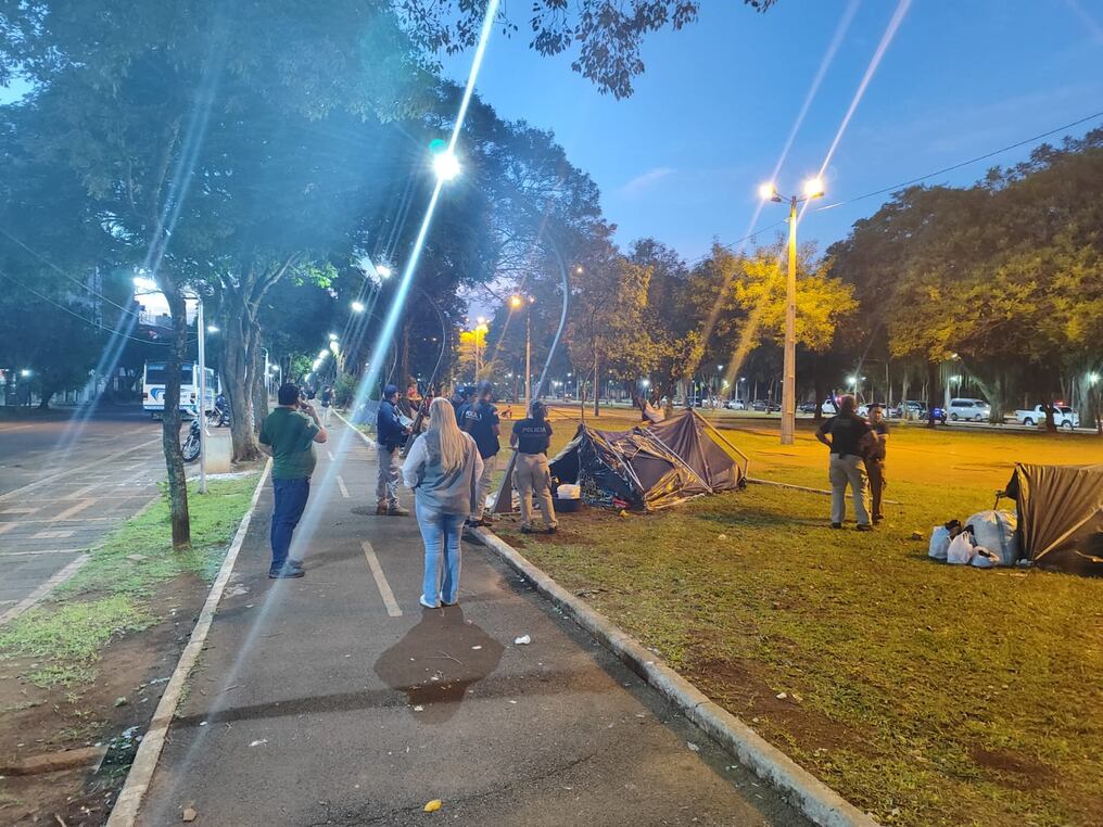 La fiscal Vivian Coronel, acompañada de funcionarios del Ministerio de la Niñez, Codeni y el Indi, intervino en el Parque Alejo García las carpas de indígenas instalados en el sitio. Investiga explotación sexual y proxenetismo. Foto: Gentileza