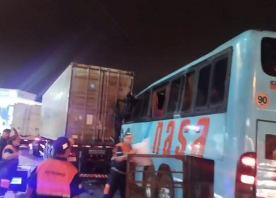 El bus impactó contra la carrocería del bitren, que realizó una maniobra brusca para ingresar a una estación de servicios. Foto: Captura de video