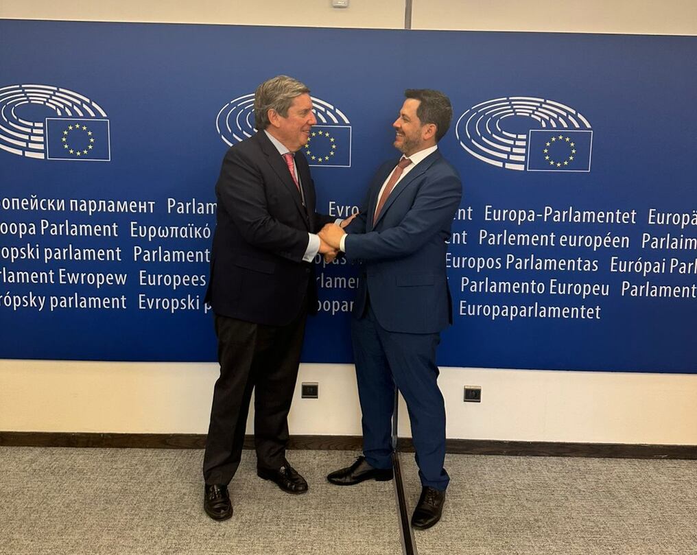 El diputado Raúl Latorre mantuvo su última reunión con el presidente de la delegación europea en la Asamblea Parlamentaria Eurolatinoamericana, Gabriel Mato. Foto: Gentileza